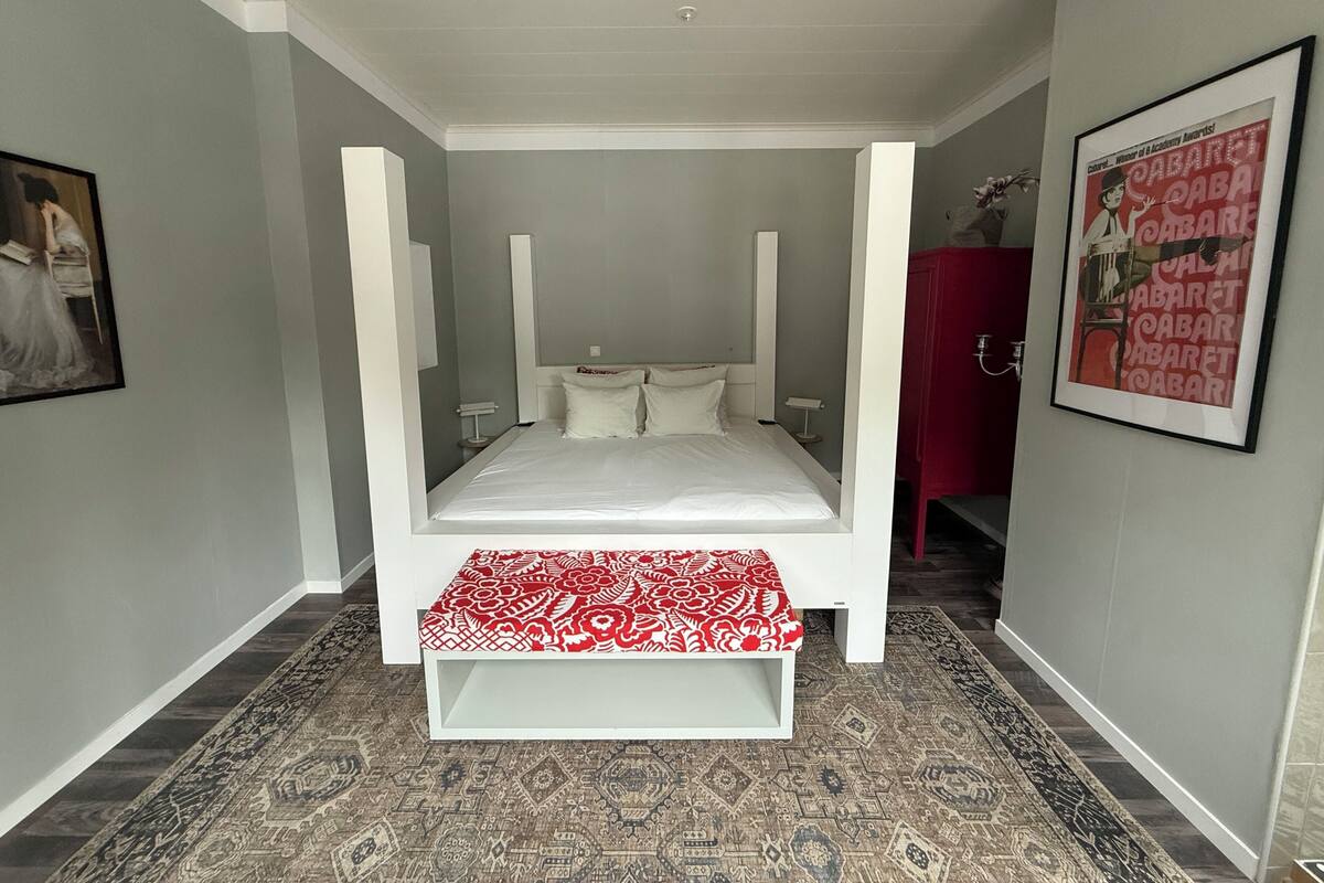 Quarto casal, para não fumantes, vista para o jardim | Escrivaninha, espaço de trabalho para notebook, cortinas blackout