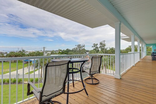 Angler's Paradise w/ Pool in Horseshoe Beach!