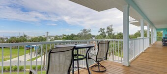 Angler's Paradise w/ Pool in Horseshoe Beach!