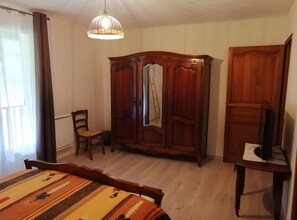 Room - Guest Room with Bathtub, Mountain View, Wi-Fi Included (Tarascon-sur-Ariège)