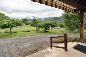Un espacio al aire libre cubierto con un sendero de grava que conduce a una terraza de madera.