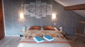 Room - Bed and Breakfast 'Chambre Coeur' with Mountain View and Wi-Fi (Tarascon-sur-Ariège)