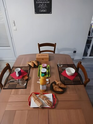 Dining - Bed and Breakfast 'Chambre Coeur' with Mountain View and Wi-Fi (Tarascon-sur-Ariège)