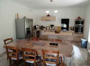 Private kitchen - Bed and Breakfast 'Chambre Coeur' with Mountain View and Wi-Fi (Tarascon-sur-Ariège)