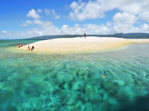 A beach with clear turquoise water and a sandy shore. - HOTEL ILMARE UNARIZAKI (Taketomi)