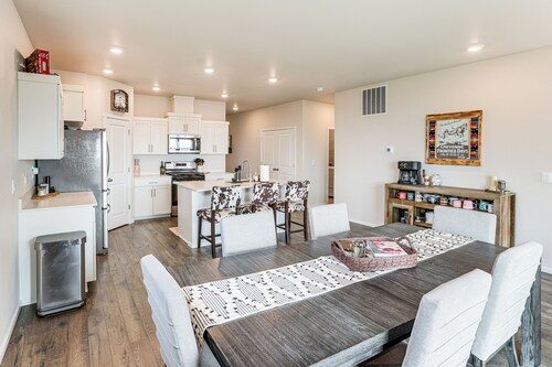 Ridge Views & Fenced Yard! Prineville Family Haven