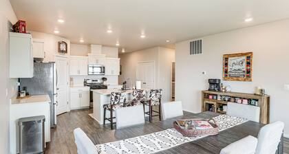 Ridge Views & Fenced Yard! Prineville Family Haven