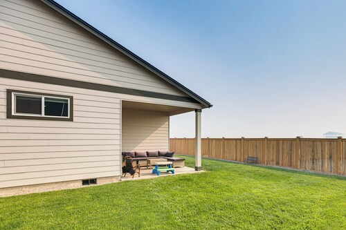 Ridge Views & Fenced Yard! Prineville Family Haven