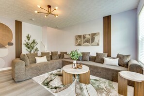 Living area - 4 Mi to Six Flags! Group Retreat in Mableton (Mableton)