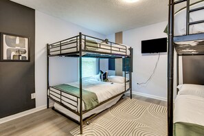 A bunk bed room with a television mounted on the wall. - 4 Mi to Six Flags! Group Retreat in Mableton (Mableton)