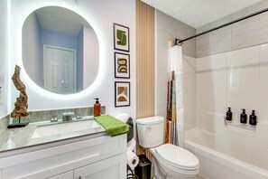 Bathroom - 4 Mi to Six Flags! Group Retreat in Mableton (Mableton)