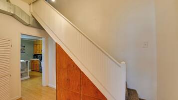 Un escalier avec une rampe en bois et un mur blanc.
