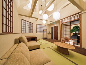 Ein traditioneller japanischer Raum mit Tatami-Boden, einem niedrigen Holztisch und einer Shoji-Schiebetür.