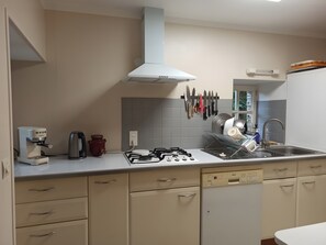 Cafetera y tetera, refrigerador, microondas y horno 