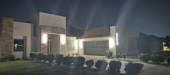 Entire Nice Home 4-bedroom house in charming Mission with AC and Hot Water /BBQ