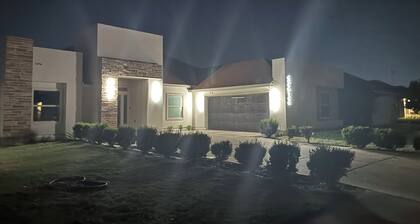 Entire Nice Home 4-bedroom house in charming Mission with AC and Hot Water /BBQ