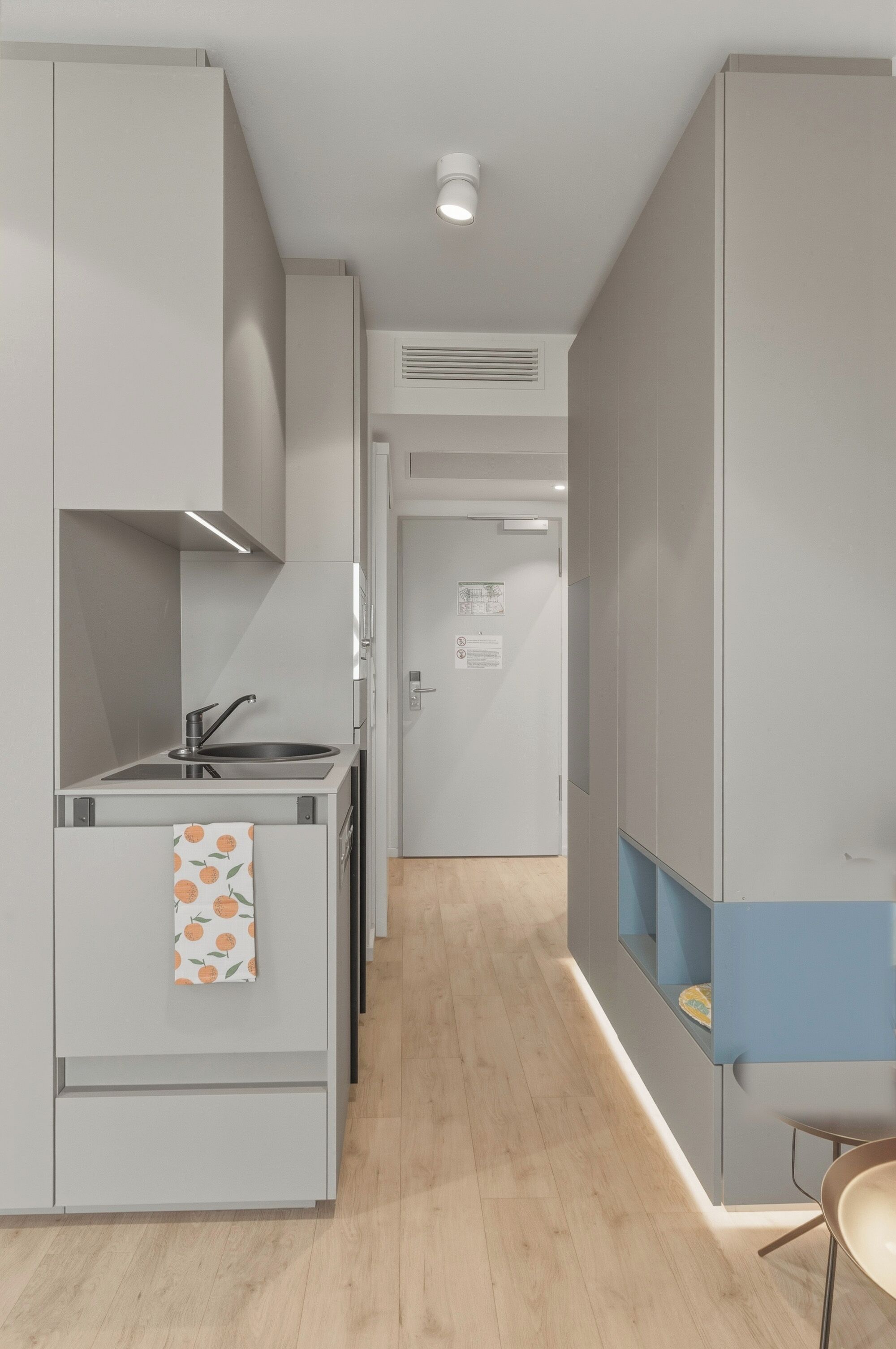 Une cuisine moderne dotée d’une cuisinière intégrée, d’un évier et d’un petit plan de travail.
