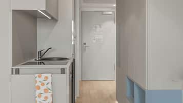 Une cuisine moderne dotée d’une cuisinière intégrée, d’un évier et d’un petit plan de travail.