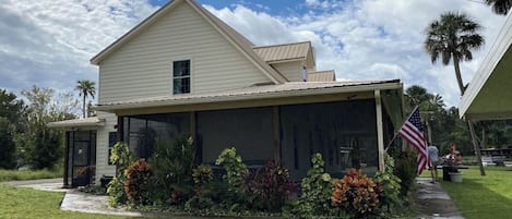 Une maison de plain-pied dotée d’un porche abrité, d’un petit garage attenant et d’une pelouse bien entretenue.
