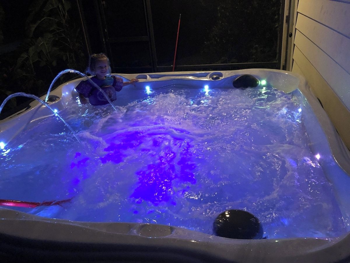 Un bain à remous doté de jets d’eau et d’un éclairage à DEL.