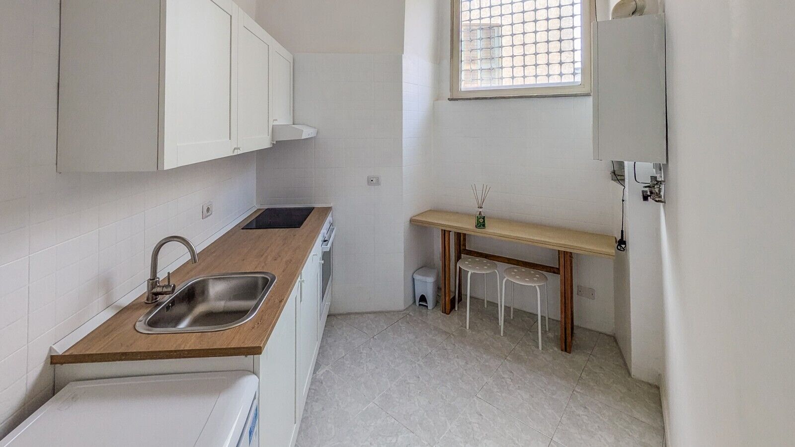 Coffee/tea maker, fridge, oven, stovetop