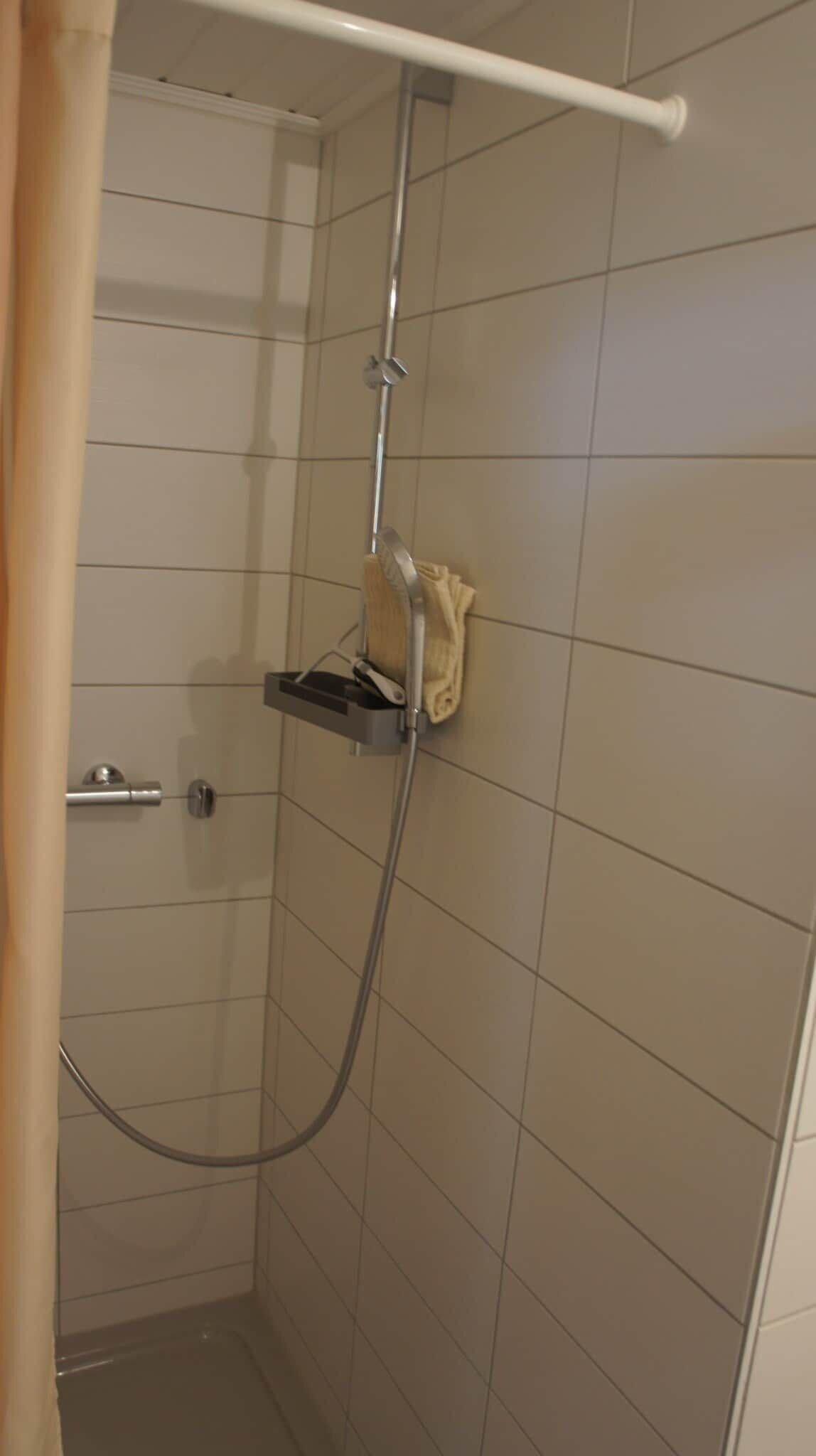 Dusche, Haartrockner, Seife, Toilettenpapier