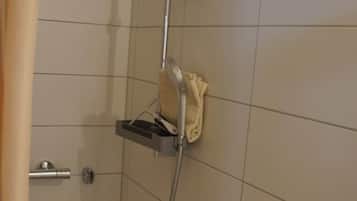 Dusche, Haartrockner, Seife, Toilettenpapier