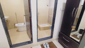 Kamar Keluarga | Kamar mandi | Shower, perlengkapan mandi gratis, handuk, dan sabun
