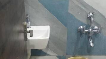 Douche, articles de toilette gratuits, serviettes fournies, savon
