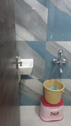 Dusche, kostenlose Toilettenartikel, Handtücher, Seife