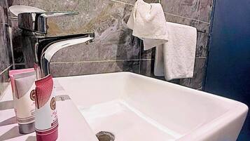Comfort studio | Badkamer | Gratis toiletartikelen, handdoeken, shampoo, toiletpapier