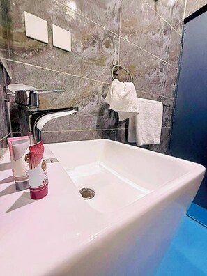 Comfort Studio | Bathroom | Free toiletries, towels, shampoo, toilet paper - Asis Rise 2 (Jeddah)
