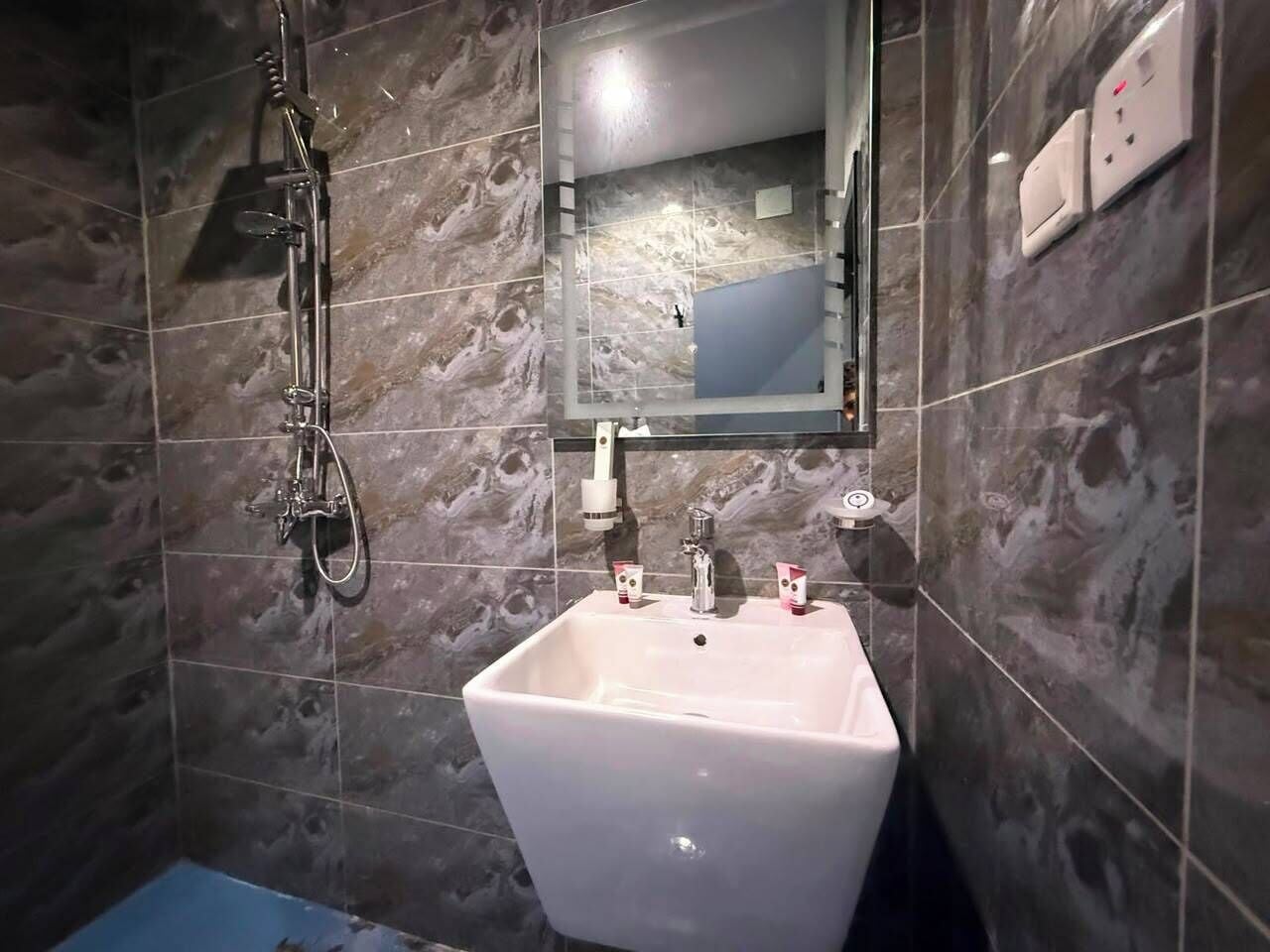 Studio Comfort | Kamar mandi | Perlengkapan mandi gratis, handuk, sampo, dan tisu toilet