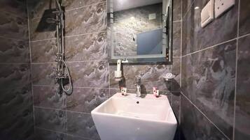 Studio Comfort | Kamar mandi | Perlengkapan mandi gratis, handuk, sampo, dan tisu toilet