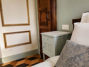 Un dormitorio con cama, cómoda y puerta.