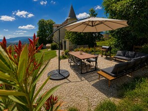 Outdoor dining - Vrbo Property (Arvière-en-Valromey)