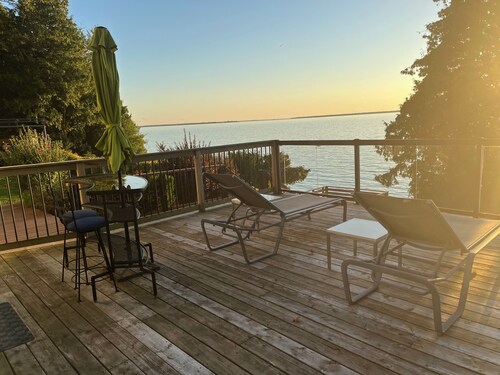 Cozy  Private Lake House with views of lake