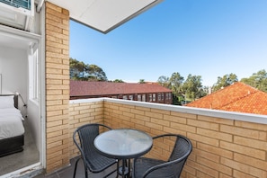 Outdoor dining - Rooftop-Pool Studio Stay in Bondi (Bondi)