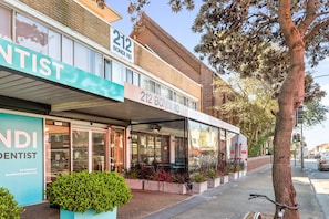 Exterior - Rooftop-Pool Studio Stay in Bondi (Bondi)