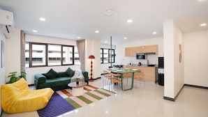 Un apartamento moderno con sala de estar, comedor y cocina.