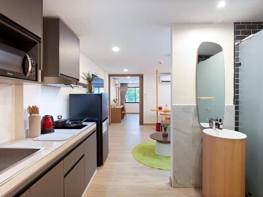Quarto luxo | Cozinha privada | Geladeira grande, micro-ondas
