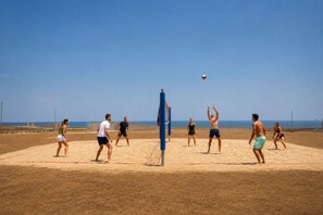 A volleyball game on a sandy court with a clear sky. - Lovely 35 sqm apartment, for four people, located within the renowned Borgo 84 residential complex—which features two swimming pools, a sports area, and a cycle path. The property is just 3 km from the center of Marzamemi, one of Italy's most enchantin (Pachino)