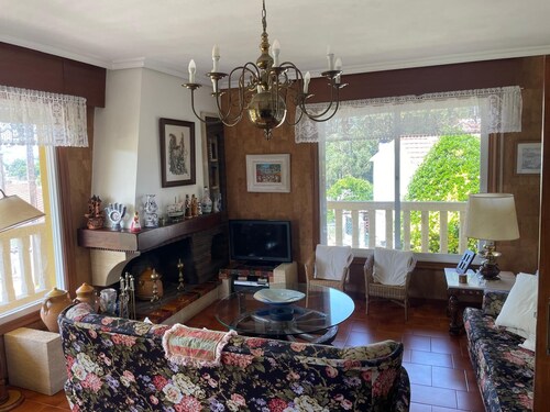Entire house with a yard and pool, 5 minutes from Playa América