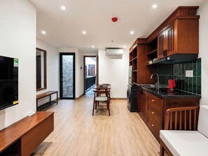 Una cocina moderna con armarios de madera, estufa integrada y un comedor con banco.
