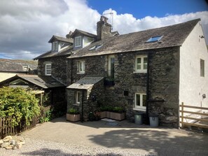 A stone house with multiple windows and a sloped roof. - Ullswater retreat near Helvellyn-Bath & EV charger (Glenridding)