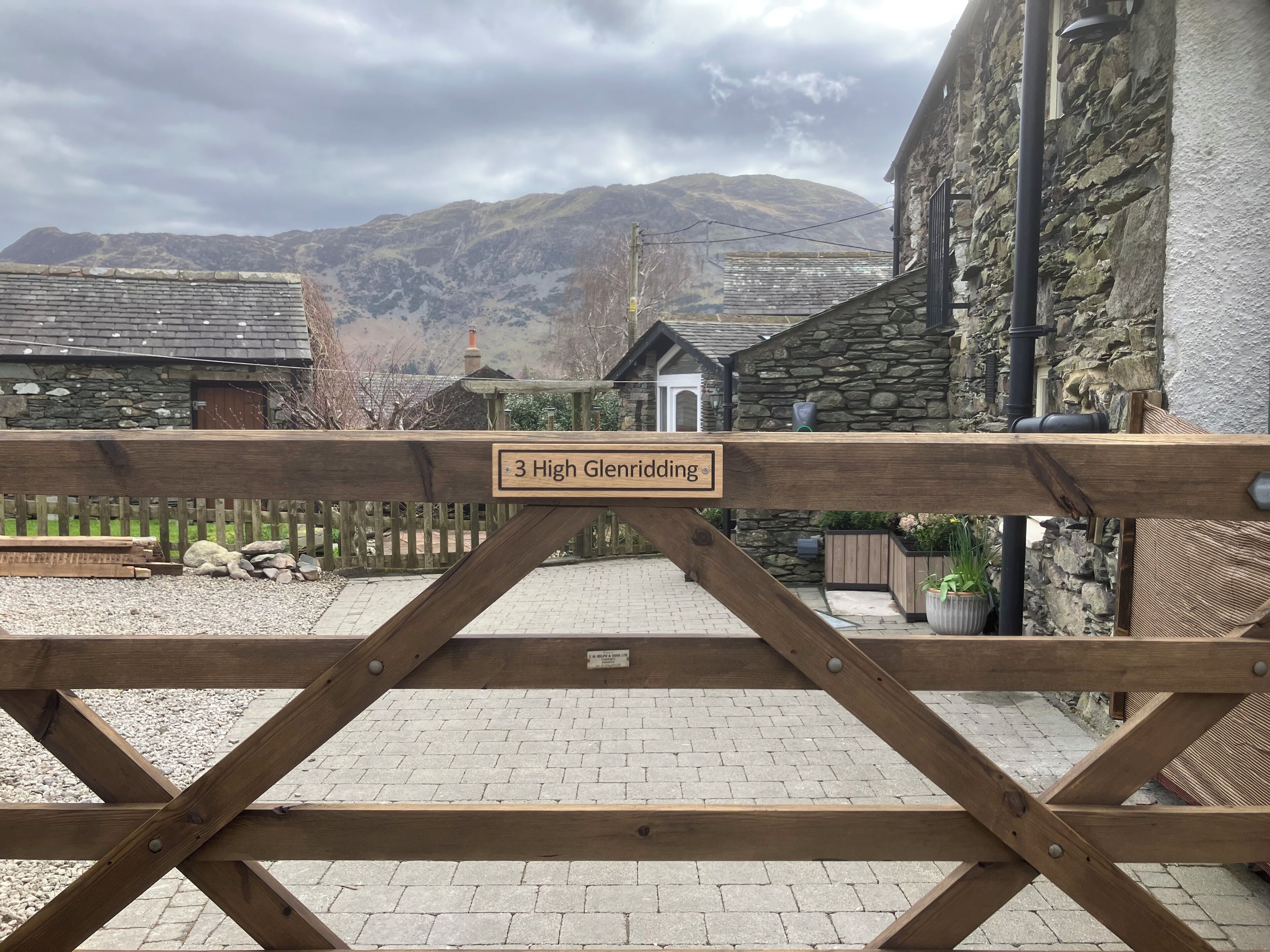 Una puerta de madera con un letrero que dice '3 High Glenridding'.
