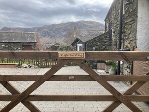Puinen portti, jossa on kyltti, jossa lukee: ”3 High Glenridding”.