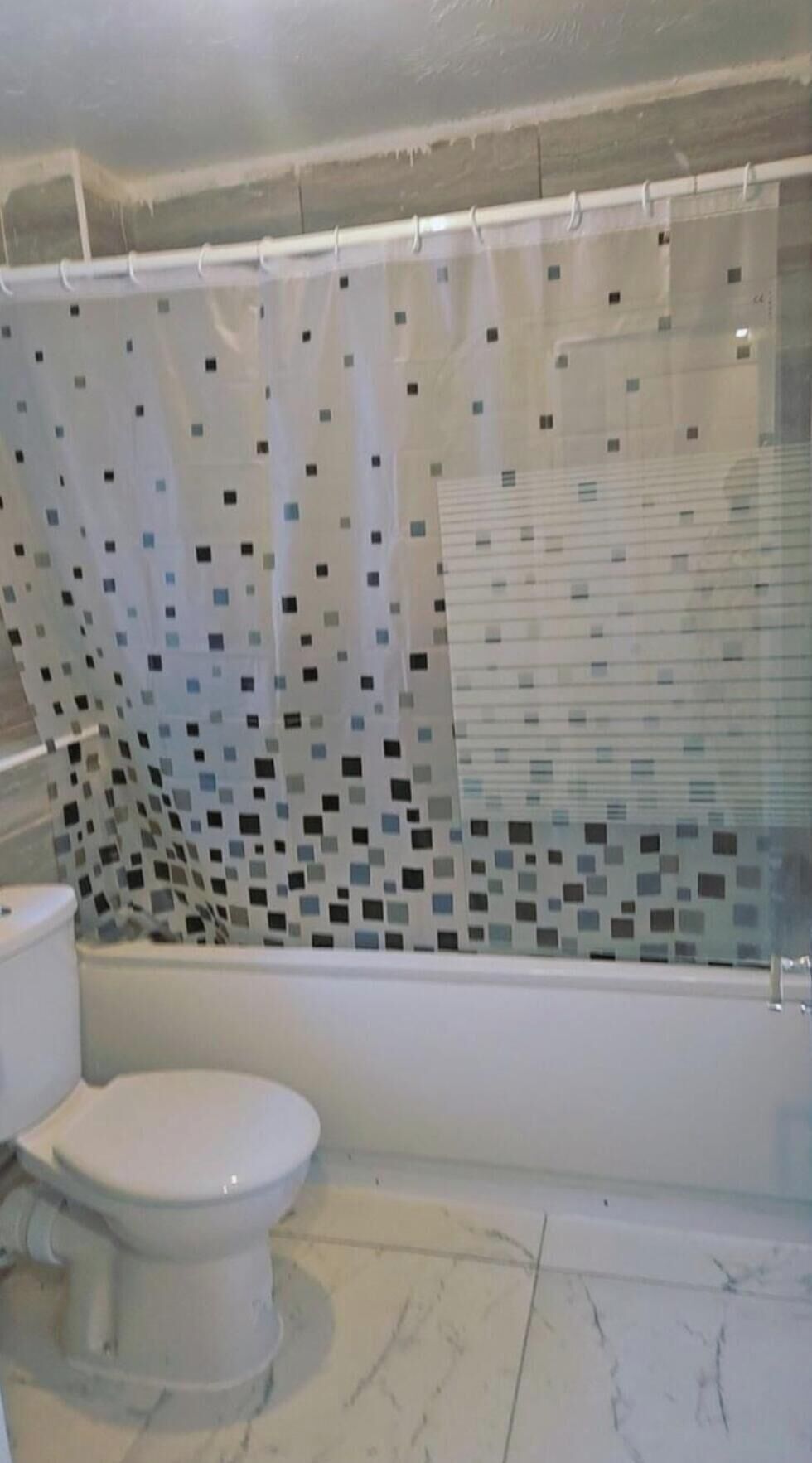 Deep-soaking bathtub, towels