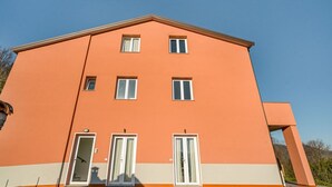 Un edificio a più piani con tetto piatto e facciata simmetrica.