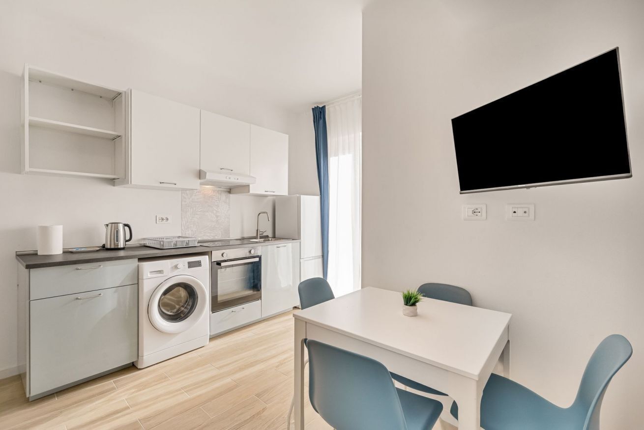 Fridge, oven, stovetop, electric kettle